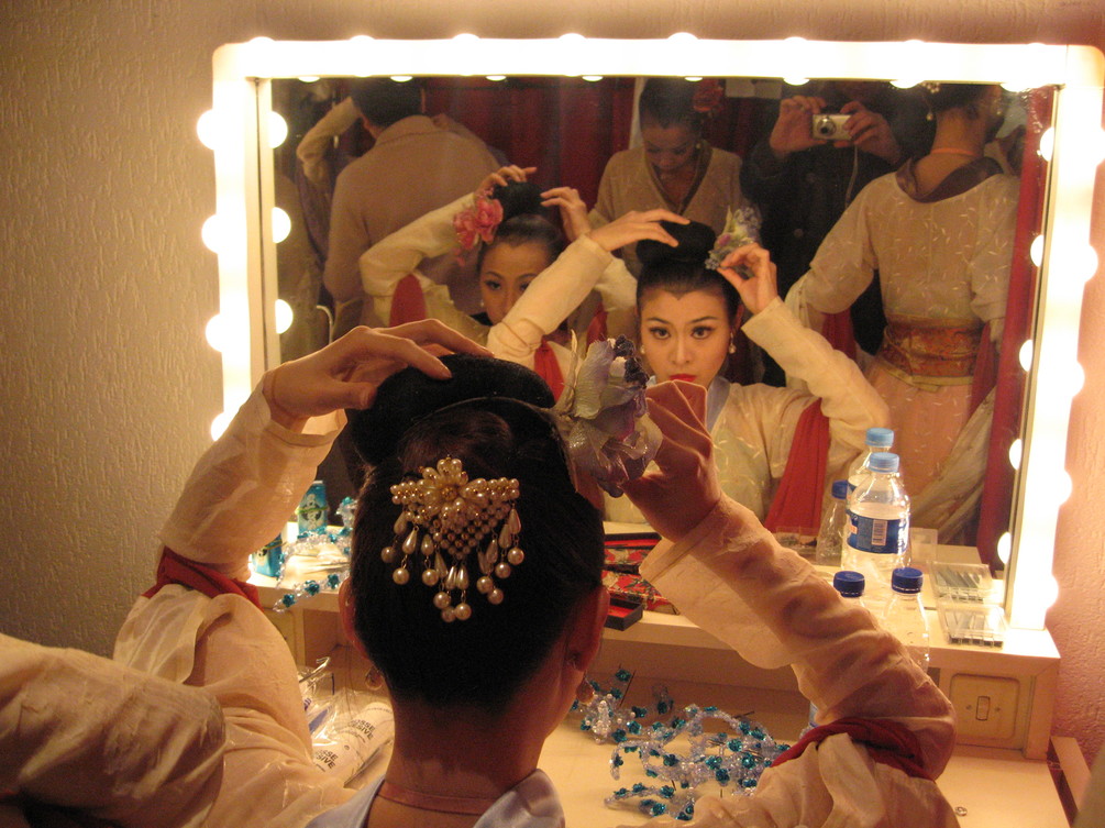 Chinoises devant un miroir