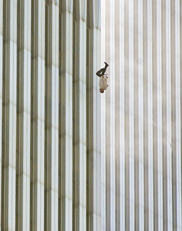 Homme tombant d'une des Twin Towers, le 11 septembre 2001.